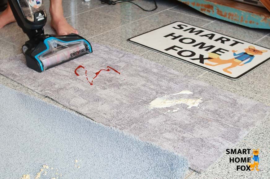 Ketchup auf einem Teppich